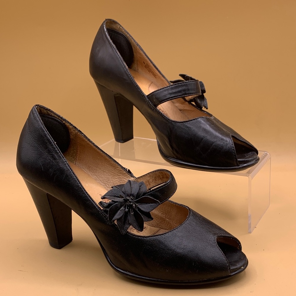 Sofft Geva black leather peep toe pumps with Decorative Flower - Size 8